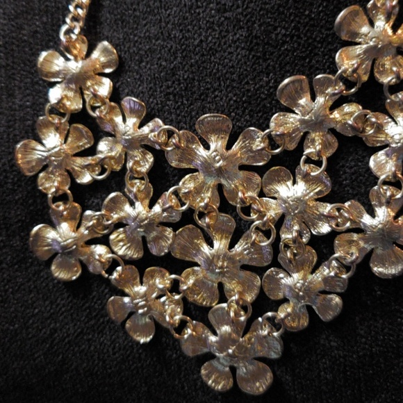 New Beautiful statement flowers necklace - Picture 5 of 5